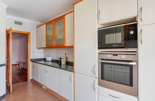 Carcavelos Apartment | Blueground | Carcavelos, furniture & full kitchen