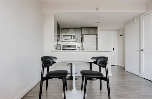 Court House Apartment | Blueground | Clarendon, pool, nr Arlington Park