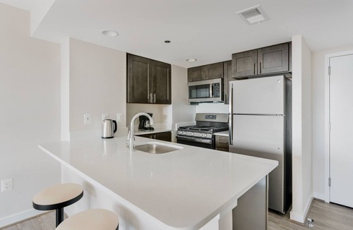 Court House Apartment | Blueground | Clarendon, pool, nr Arlington Park