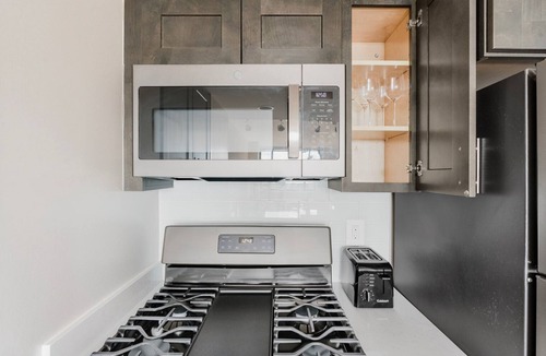 Court House Apartment | Blueground | Clarendon, pool, nr Arlington Park