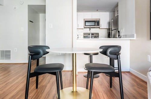Court House Apartment | Blueground | Clarendon, fitness center, nr Gateway Park