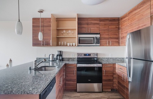 Brighton Apartment | Blueground | Columbia City, gym & w/d, nr park