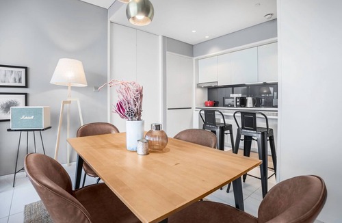 DIFC Apartment | Blueground | DIFC, pool, nr Dubai Mall