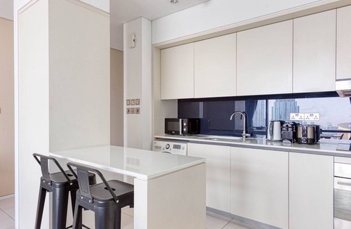 DIFC Apartment | Blueground | DIFC, pool, nr Dubai Mall