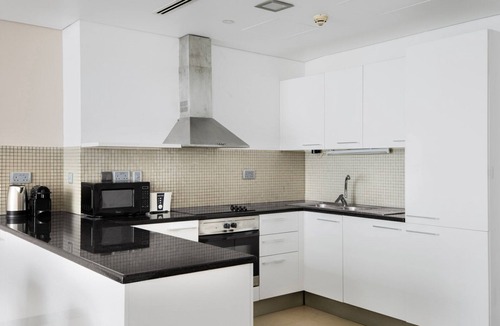 DIFC Apartment | Blueground | DIFC, pool, nr Dubai Mall