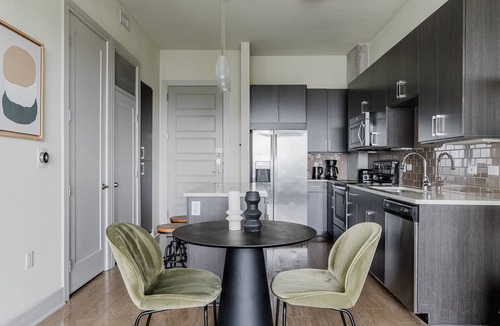 West End Apartment | Blueground | Downtown 1bd apartment