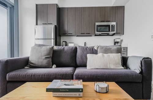 Downtown Austin Apartment | Blueground | Downtown, pool & AC, nr Capitol