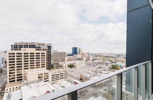 Downtown Austin Apartment | Blueground | Downtown, pool & AC, nr Capitol