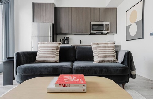 Downtown Austin Apartment | Blueground | Downtown, pool & AC, nr Capitol