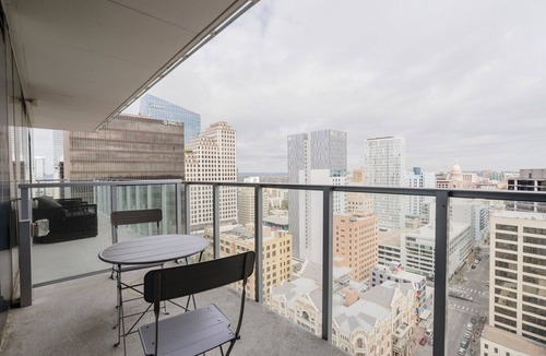Downtown Austin Apartment | Blueground | Downtown, pool & AC, nr Capitol