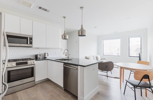 Central-Maverick Square - Paris Street Apartment | Blueground | East Boston 2bd apartment