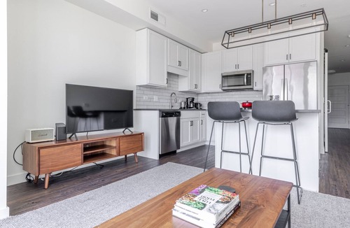 Elmhurst Apartment | Blueground | Elmhurst, pool & gym, nr park