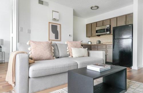 Gateway Apartment | Blueground Gateway pool gym close to shops ATX-252