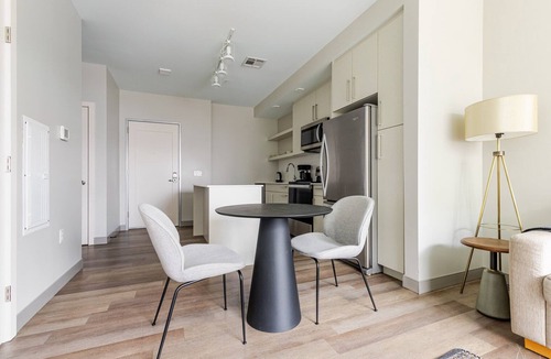 Forest Hills - Woodbourne Apartment | Blueground | Jamaica Plain, AC, gym, nr pond