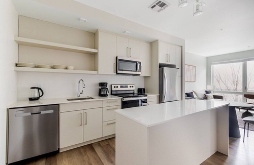 Forest Hills - Woodbourne Apartment | Blueground | Jamaica Plain, AC, gym, nr pond