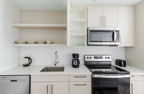 Forest Hills - Woodbourne Apartment | Blueground | Jamaica Plain, AC, gym, nr pond