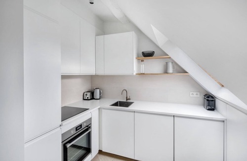 1st Arrondissement Apartment | Blueground | Louvre, elevator, nr rue de Rivoli