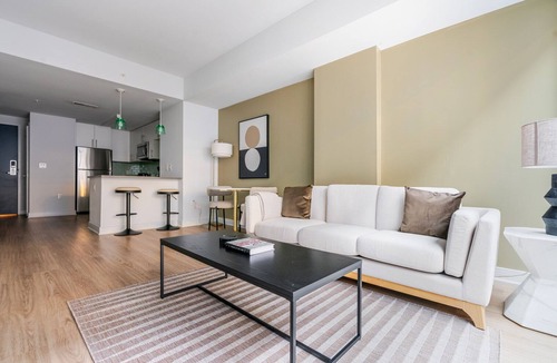 Mount Vernon Triangle Apartment | Blueground | Mount Vernon Triangle, pool, nr National Gallery of Art