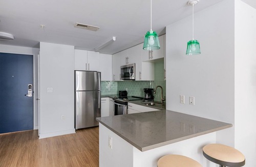 Mount Vernon Triangle Apartment | Blueground | Mount Vernon Triangle, pool, nr National Gallery of Art