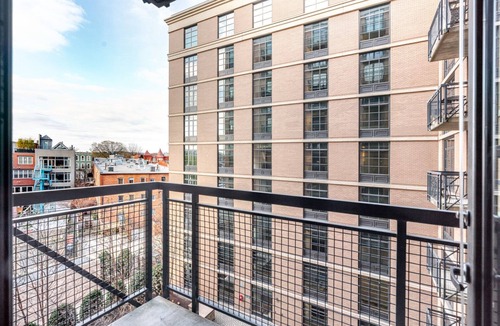 Mount Vernon Square Apartment | Blueground | Mt Vernon Sq, pool & gym, nr museums