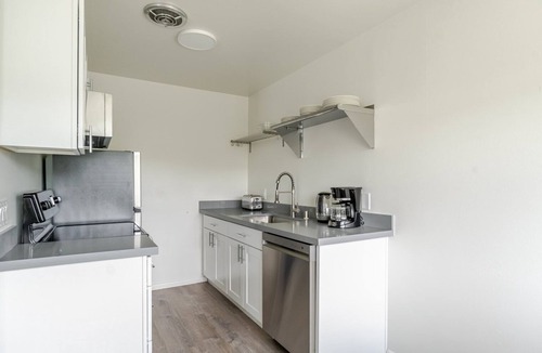 North Queen Anne Apartment | Blueground | North Queen Anne, balcony, nr Kerry Park