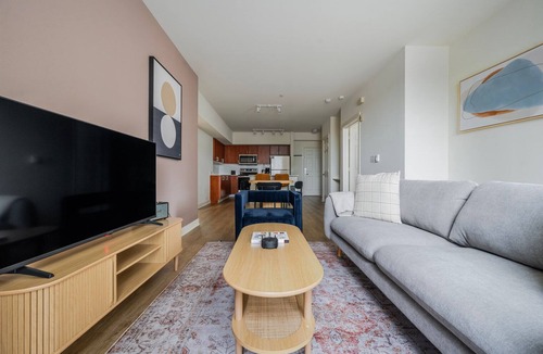 Northwest Bellevue Apartment | Blueground | Northwest Bellevue, balcony, nr Bellevue Park