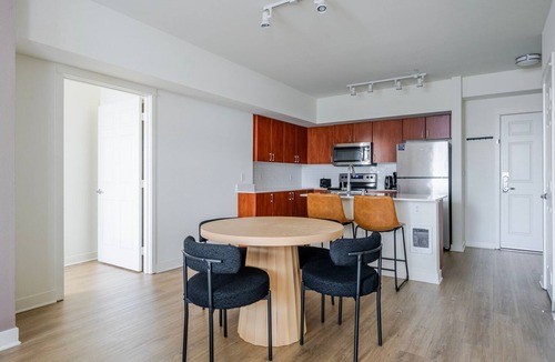 Northwest Bellevue Apartment | Blueground | Northwest Bellevue, balcony, nr Bellevue Park