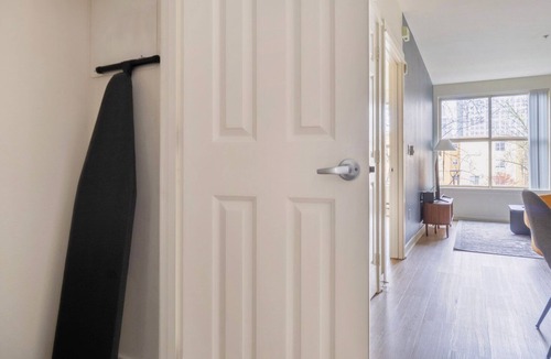 Northwest Bellevue Apartment | Blueground | Northwest Bellevue, fitness center, nr Bellevue Park