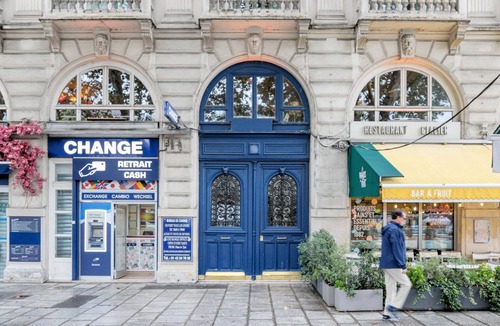 Quartier de la Monnaie Apartment | Blueground | Odéon, elevator, nr Seine & cathedral
