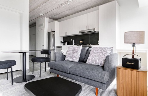 Old Town Apartment | Blueground | Old Town, rooftop, nr Lincoln Park