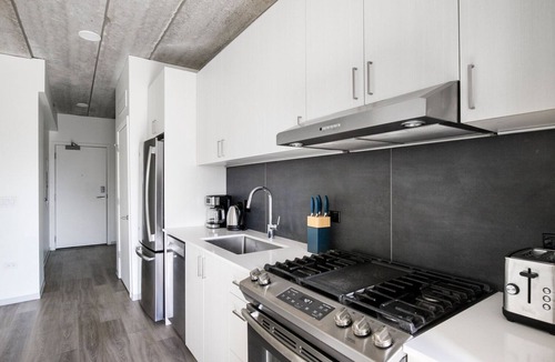Old Town Apartment | Blueground | Old Town, rooftop, nr Lincoln Park
