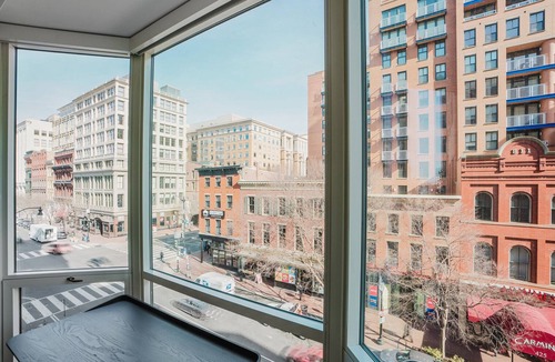 Penn Quarter Apartment | Blueground | Penn Quarter, pool & w/d, nr museums