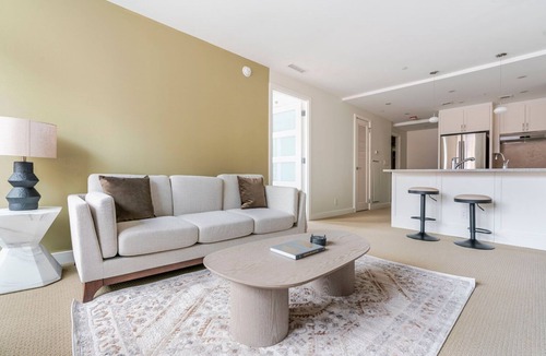 Penn Quarter Apartment | Blueground | Penn Quarter, pool, nr National Gallery
