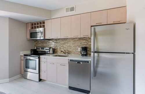 Rosslyn Apartment | Blueground | Radnor - Fort Myer Heights, view, nr Arlington National Cemetery