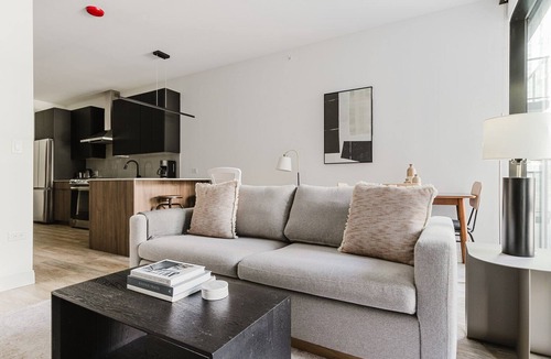 Streeterville Apartment | Blueground | River North, balcony & pool, nr Pier