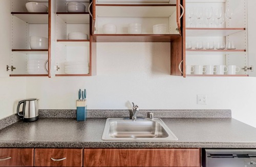 Shoreline West Apartment | Blueground | Shoreline West, balcony, nr Shoreline Park