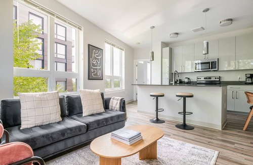 St. Elizabeth's Apartment | Blueground | St. Elizabeth's, pool, nr Brighton Park