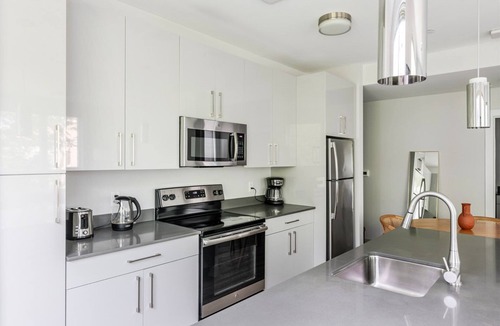 St. Elizabeth's Apartment | Blueground | St. Elizabeth's, pool, nr Brighton Park