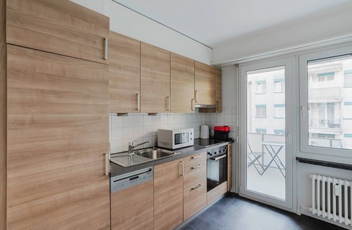 St. Johann Apartment | Blueground | St. Johann, balcony, laundry