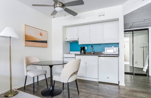 Studio City Apartment | Blueground | Studio City, pool, nr Lake Balboa