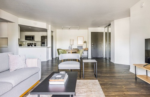 Studio City Apartment | Blueground | Studio City, jacuzzi, nr Griffith Park