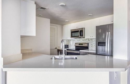Studio City Apartment | Blueground | Studio City, jacuzzi, nr Griffith Park