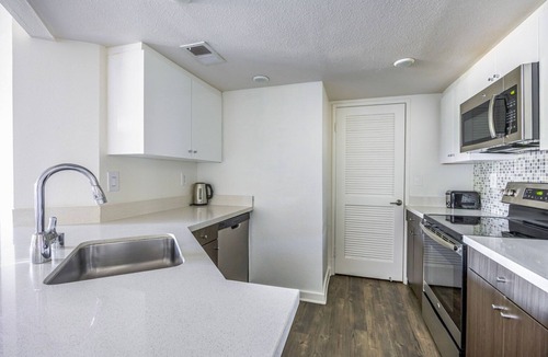 Studio City Apartment | Blueground | Studio City, jacuzzi, nr Griffith Park