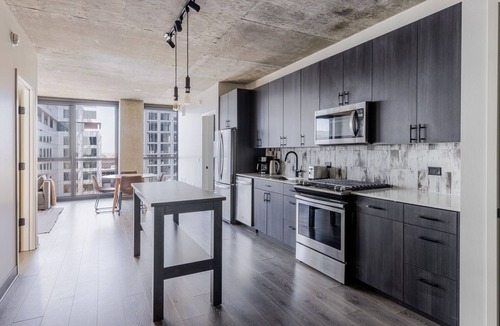 Near West Side Apartment | Blueground | West Loop, pool & gym, nr park