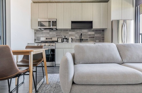 Near West Side Apartment | Blueground | West Loop, pool, nr United Center