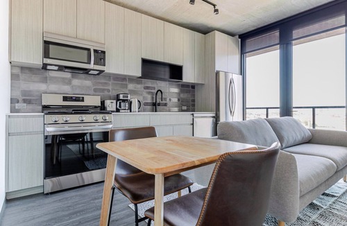 Near West Side Apartment | Blueground | West Loop, pool, nr United Center