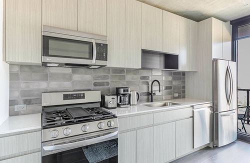Near West Side Apartment | Blueground | West Loop, pool, nr United Center