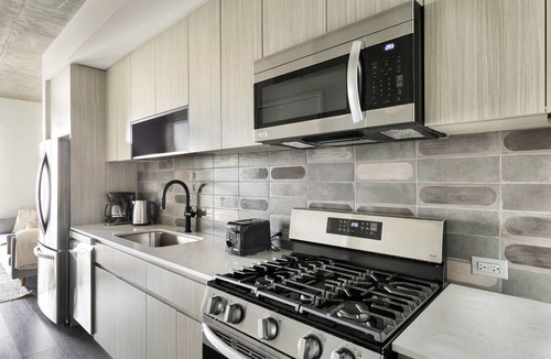 Near West Side Apartment | Blueground | West Loop, pool, nr Skinner Park