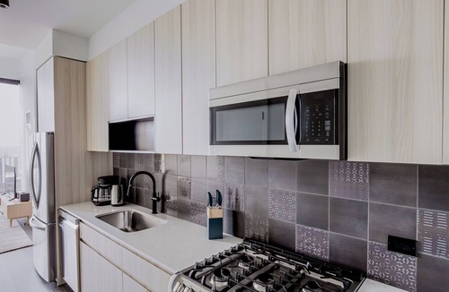 Near West Side Apartment | Blueground | West Loop, rooftop pool & gym