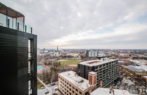 Near West Side Apartment | Blueground | West Loop, rooftop pool & gym